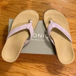 Size 7, lilac Vionic flip flop sandals